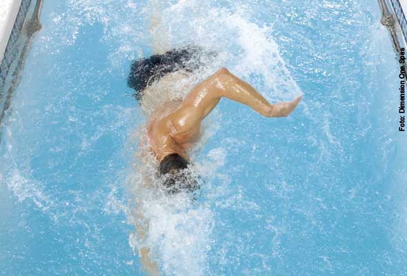 Gegen den Strom - die Stärke des Wasserstroms lässt sich individuell regulieren. Dadurch kann ein Swim Spa von unterschiedlich starken Schwimmern genutzt werden. Zudem lassen sich verschiedene Schwimmstile trainieren, vom Brustschwimmen über Kraulen bis zum Delphin.