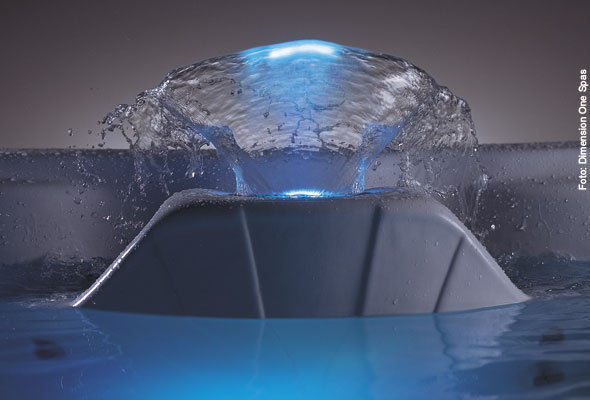 Wasserspiel im Whirlpool, von LEDs beleuchtet