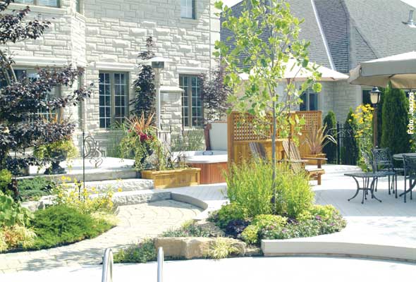 Idyllisch - ein perfekt gestalteter Garten mit Blumen, Terrasse, Sitzecke und Portable Spa mit Sichtschutz
